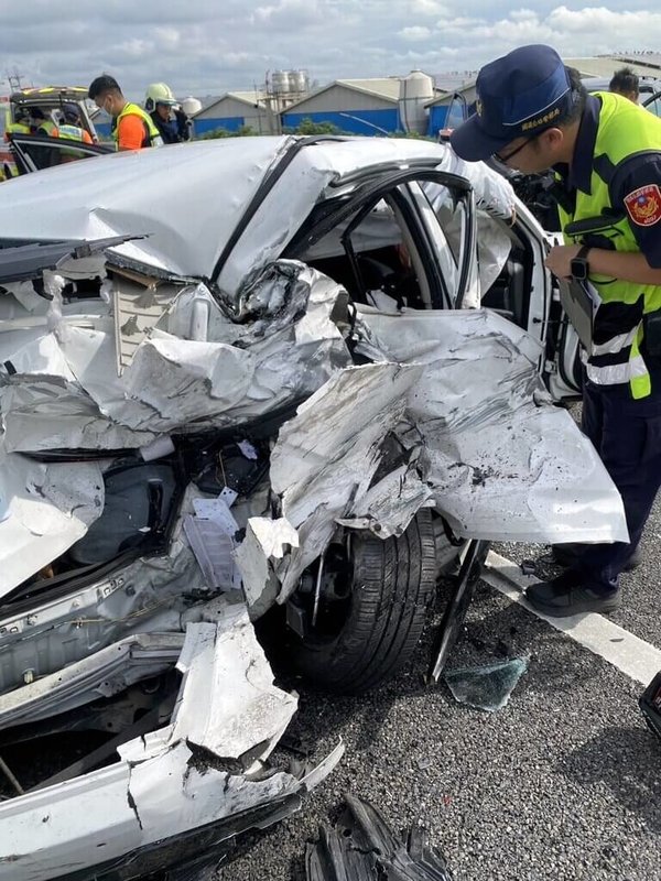 國道1號雲林虎尾北上路段4日上午發生2輛自小客車事故，造成白色汽車車頭嚴重擠壓變形，消防局獲報立即出動人車前往救援。（雲林縣消防局提供）中央社記者黃國芳傳真  113年10月4日