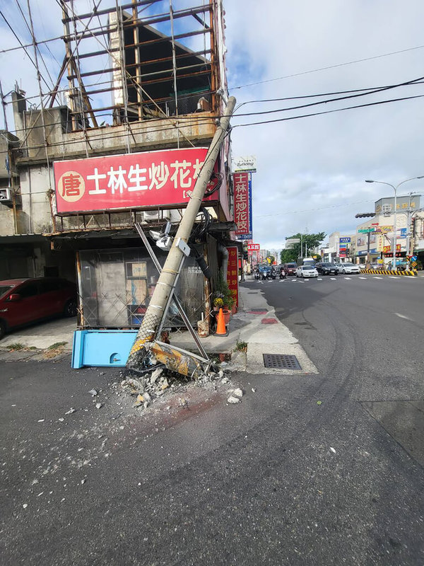 1輛聯結車4日行經彰化市1處路口欲右轉時，疑未注意內輪差而撞斷電線桿，警方獲報到場並通知相關單位處理後續。（警方提供）中央社記者鄭維真傳真 113年10月4日