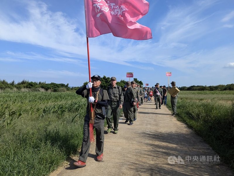 適逢古寧頭戰役75週年，金門國家公園管理處5日舉辦行軍體驗活動，以步行方式探索戰役重要場域，也盼透過行軍活動，讓參與者感念國軍保國衛民精神。中央社記者吳玟嶸攝  113年10月5日