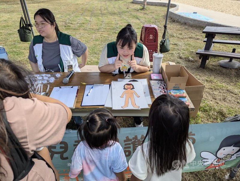 金門家庭扶助中心5日在烈嶼鄉習山湖公園舉辦「社區共好市集」，現場有市集攤位、美術派對等，並串聯當地社福、警政、心理衛生等單位參與，宣導許多兒少重要議題。中央社記者吳玟嶸攝  113年10月5日