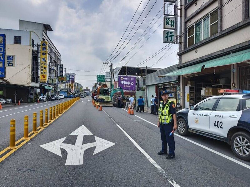 屏東縣潮州鎮延平路一處新建工地旁5日中午地層陷落，出現大型坑洞，警方封鎖單線車道，工地緊急進行灌漿。（屏東縣潮州警分局提供）中央社記者李卉婷傳真 113年10月5日