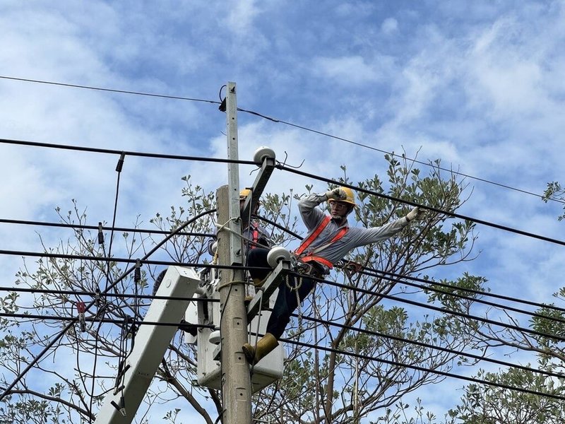 颱風山陀兒重創高雄，一度造成逾20萬戶停電，台電迄今已復電9成5，截至5日晚間7時高雄仍有8907戶停電，台電持續搶修，力拚晚間全數復電。（台電提供）中央社記者林巧璉傳真  113年10月5日