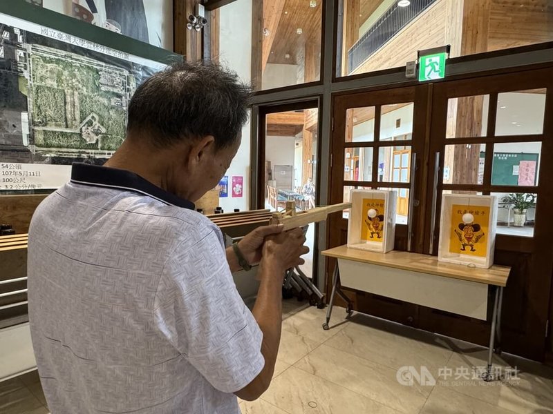 台大醫院雲林分院神經部主任張楷杰從3個月前在雲林4個社區執行長者預防及延緩失能方案，讓百名長者透過課程改善身體機能，5日舉辦成果展，長者們進行闖關活動。中央社記者姜宜菁攝  113年10月5日