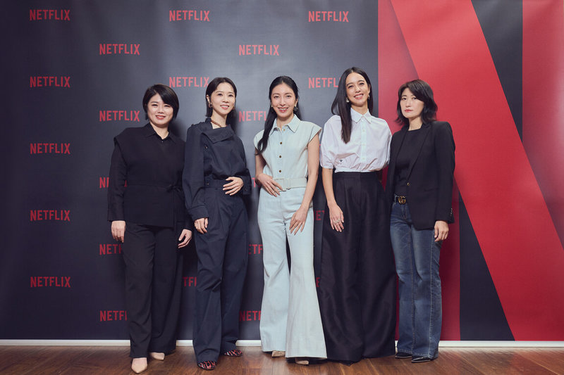 寫實生存影集「影后」將於Netflix播出，導演嚴藝文（左起）、演員謝盈萱、楊謹華、陳庭妮與監製丁長鈺出席韓國釜山影展合影。（Netflix提供）中央社記者洪素津傳真 113年10月5日