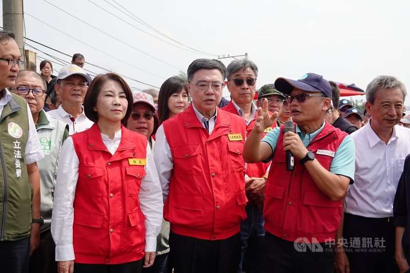 颱風山陀兒長時間滯留，強勁風浪造成屏東縣枋寮鄉下寮海堤潰堤，行政院長卓榮泰（前中）5日在屏東縣長周春米（前左2）等人陪同下前往視察，聽取相關簡報。中央社記者李卉婷攝 113年10月5日