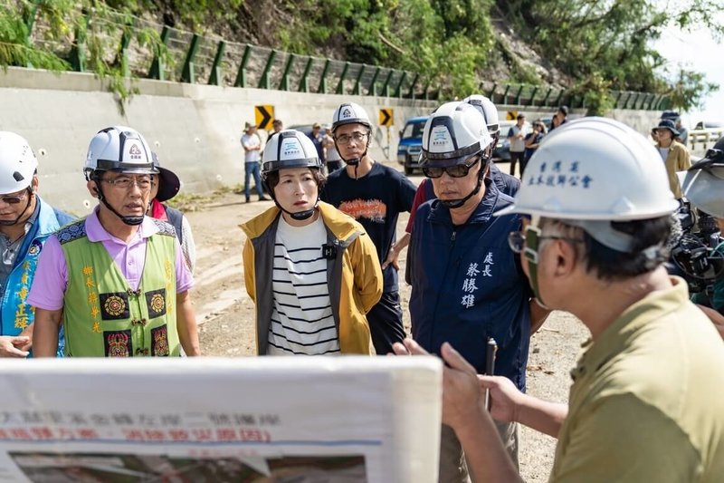 颱風山陀兒對台東南迴地區造成嚴重災害，台東縣長饒慶鈴（前左2）5日前進災區勘察，聽取相關簡報說明。（台東縣政府提供）中央社記者盧太城台東傳真 113年10月5日