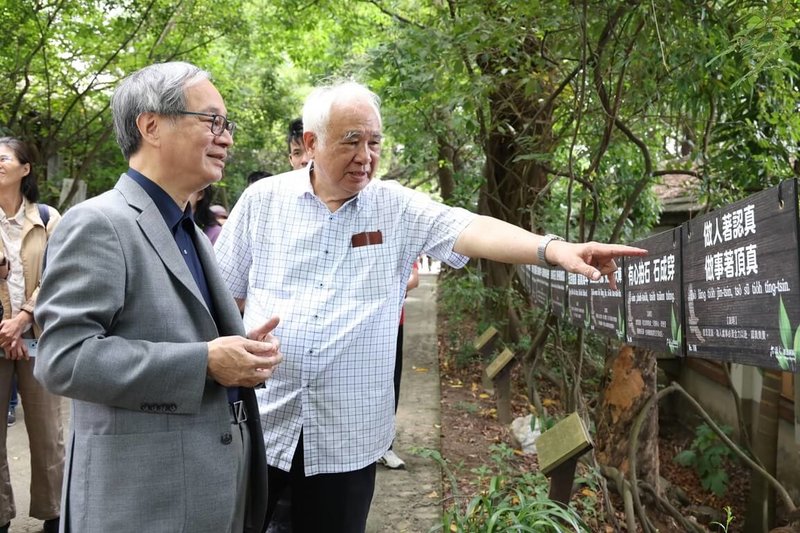 文化部長李遠（前左）5日參觀位於彰化市區的台語文創意園區，與總統府資政姚嘉文（前右）一同體驗區內步道，在台語俗諺展示牌前駐足討論。（關懷文教基金會提供）中央社記者邱祖胤傳真  113年10月5日