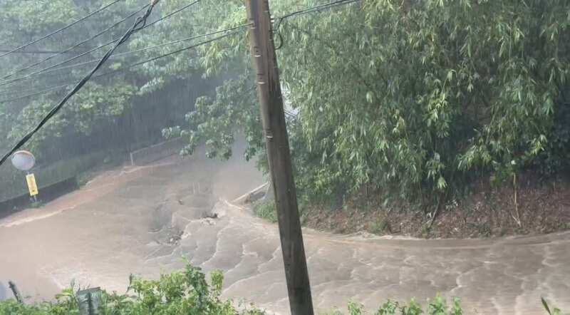 颱風「山陀兒」帶來豪大雨，新北市淡水區中和里馬路成小河，目前淡水山區已有幾條小路封閉。（鄭宇恩提供）中央社記者高華謙傳真 113年10月4日