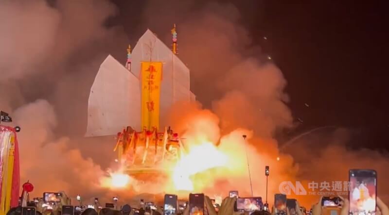 屏東東港迎王平安祭典5日舉行到最後祭儀「送王」，上萬名民眾徹夜在鎮海公園等待最佳位置，王船清晨燃放鞭炮點火後，送千歲爺回天庭繳旨，也代表3年1度的盛事落幕。中央社記者李卉婷攝 113年10月5日