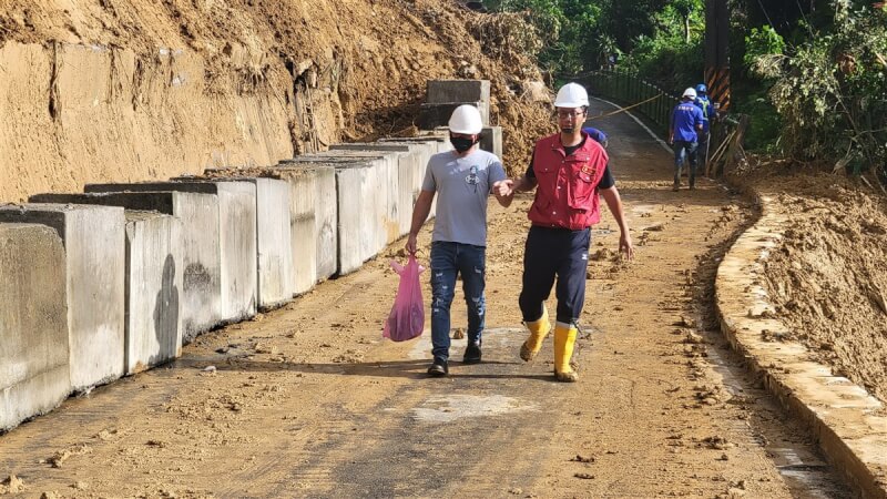 新北市瑞芳區「阿美家園」連外道路一度因邊坡土石坍方中斷，5日雨勢緩和、邊坡狀況穩定，區公所成功搶通，已可供居民進出，不過尚有部分路面殘留泥濘與碎石等，需要沖洗清潔以確保安全。（瑞芳區公所提供）中央社記者黃旭昇新北市傳真 113年10月5日