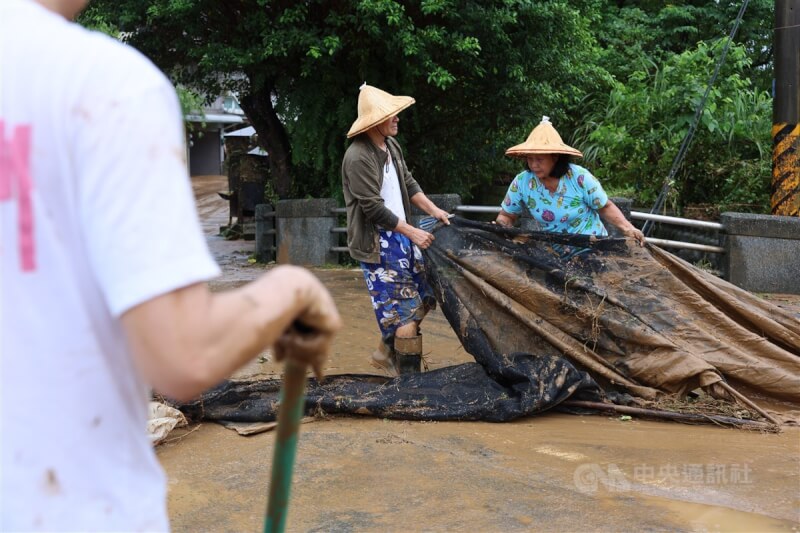 北海岸4日出現持續性的致災性暴雨，造成新北市金山區等地區多處積淹水，金山居民5日上午整理家園，清理家門前的淤泥。中央社記者趙世勳攝 113年10月5日