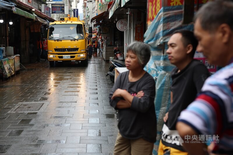 5日上午大雨逐漸停歇,市府環保局進行街道清理工作,恢復市容環境。中央社記者趙世勳攝 113年10月5日