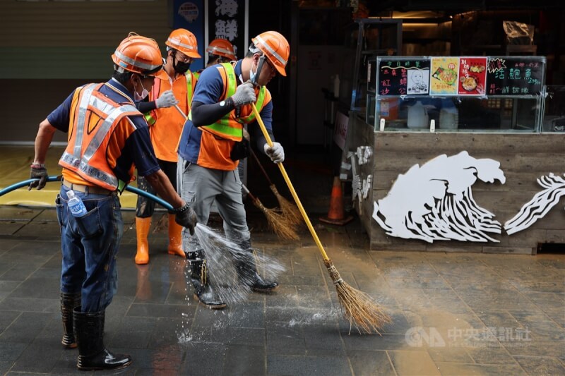 金山老街5日上午雨停,積淹水逐漸退去,新北市環保局派員進行街道清理工作。中央社記者趙世勳攝 113年10月5日