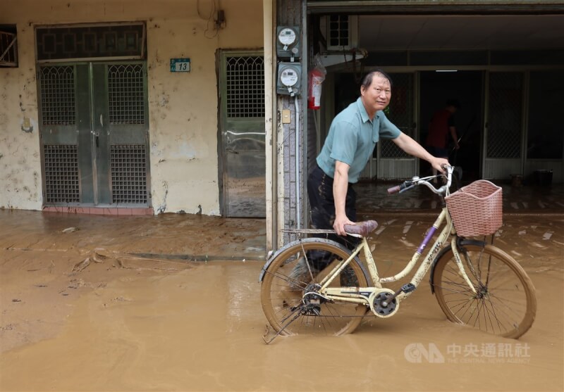 5日上午金山區淹水情勢緩和,道路滿是淤泥,居民寸步難行。中央社記者趙世勳攝 113年10月5日