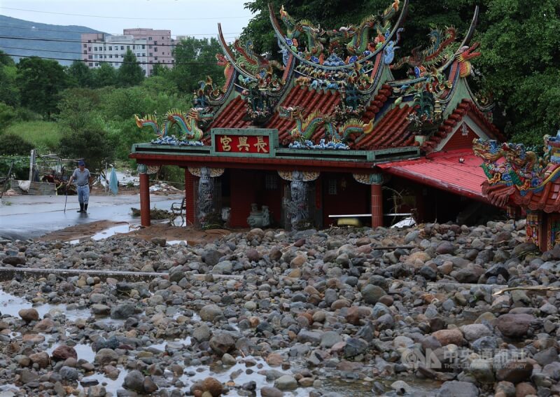 北海岸山區4日出現超大豪雨，造成多處積淹水、道路不通，新北金山長興宮5日幾乎快被土石淹沒。中央社記者趙世勳攝　113年10月5日