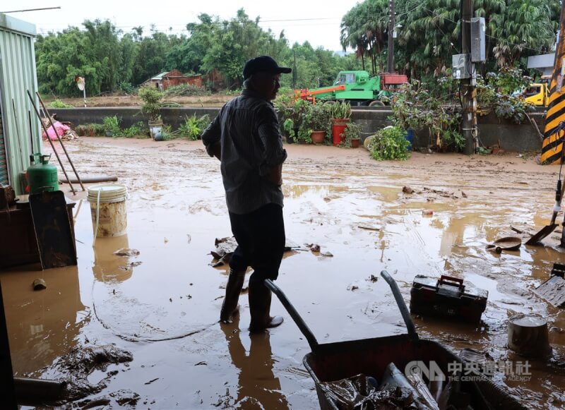 豪雨炸北海岸，新北市萬里區、金山區、石門區和三芝區4日傳出淹水災情，金山區居民5日上午在積淹水逐漸消退後進行家園整理，地面滿是淤泥待清理。中央社記者趙世勳攝 113年10月5日