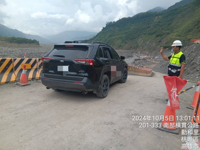 台20線明霸克露橋鄰近河床便道受颱風山陀兒影響，道路阻斷。公路局南區養護工程分局甲仙工務段人員日夜搶修後，提前在5日採有時段管制車輛通行，供在地居民維持基本民生需求。（甲仙工務段提供）中央社記者張已亷傳真 113年10月5日