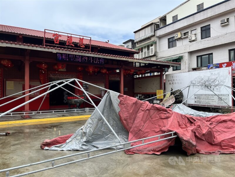 金山慈護宮5日上午地面積淹水已逐漸退去,宮廟前棚架倒塌。中央社記者趙世勳攝 113年10月5日