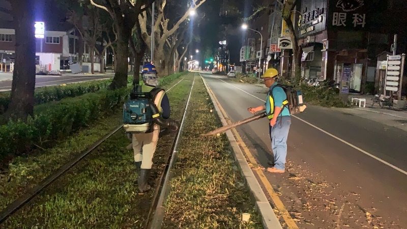 颱風山陀兒後，高雄輕軌經搶修已於4日恢復營運，輕軌經營團隊高雄捷運公司5日表示，因落葉多且經車輪輾壓會累積在鋼軌中，4日營運過程當中車輪因此打滑，影響列車運行順暢。高雄市政府捷運工程局與高捷公司聯手，4日收班後再次動員維修人力，徹夜清掃落葉及清洗列車鋼輪。（高雄捷運公司提供）中央社記者林巧璉傳真  113年10月5日