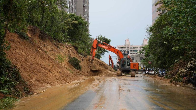 基隆4日凌晨大雨,新豐街海中天社區前山坡大面積土石崩落,交通中斷,施工單位5日加緊清運土石,市府力拚6日傍晚整理環境後恢復通車。(基隆市政府提供)中央社記者沈如峰基隆傳真 113年10月5日