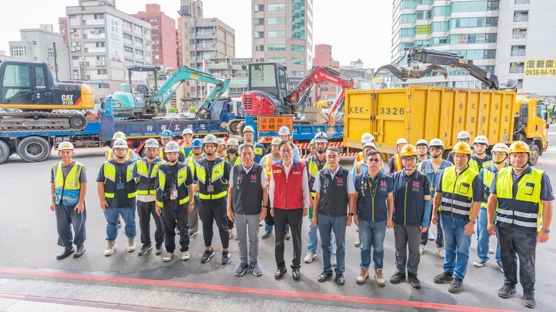 颱風「山陀兒」重創基隆市，桃園市政府5日調派機具及人力前往基隆支援救災任務，桃園市長張善政（前右6）上午慰勉市府馳援基隆救災團隊。（桃園市政府提供）中央社記者葉臻傳真  113年10月5日