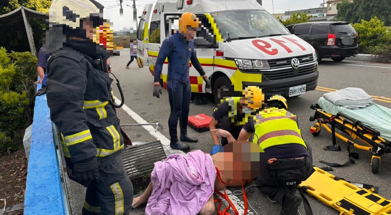 台中市1名騎士日前跌落巷弄內路旁水溝，警消獲報到場，最後在水溝加蓋處聽見微弱呼救聲，掀開水溝蓋，將騎士順利救出。（民眾提供）中央社記者趙麗妍傳真  113年10月5日