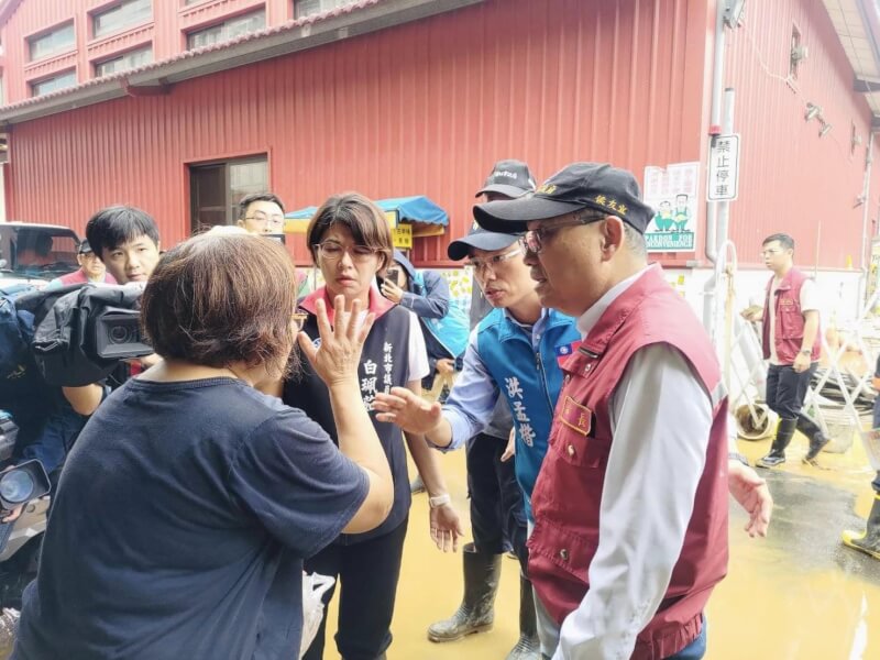 新北市長侯友宜（右）5日前往金山老街勘查。（圖取自facebook.com/MongKaiHUNG）