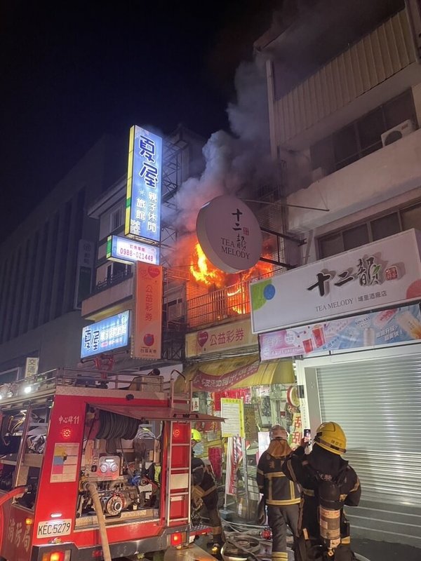 南投縣埔里鎮4日晚間發生民宅火警，由於位在南昌街商圈，消防局獲報出動9輛消防車及47名警義消滅火，所幸火勢很快就被撲滅。（民眾提供）中央社記者吳哲豪傳真  113年10月5日