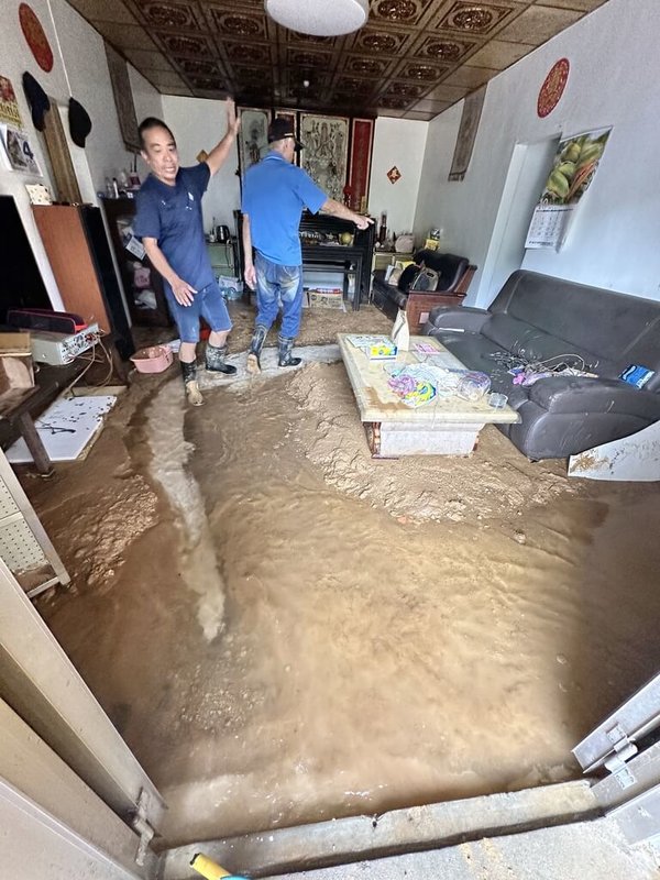 北海岸地區受豪大雨影響多處傳災情，其中新北市萬里員潭地區受災情形慘重，有住宅內部慘遭大量土石泥流入侵，5日客廳內堆滿厚厚一層黃土泥漿。（萬里區公所提供）中央社記者黃旭昇新北市傳真  113年10月5日