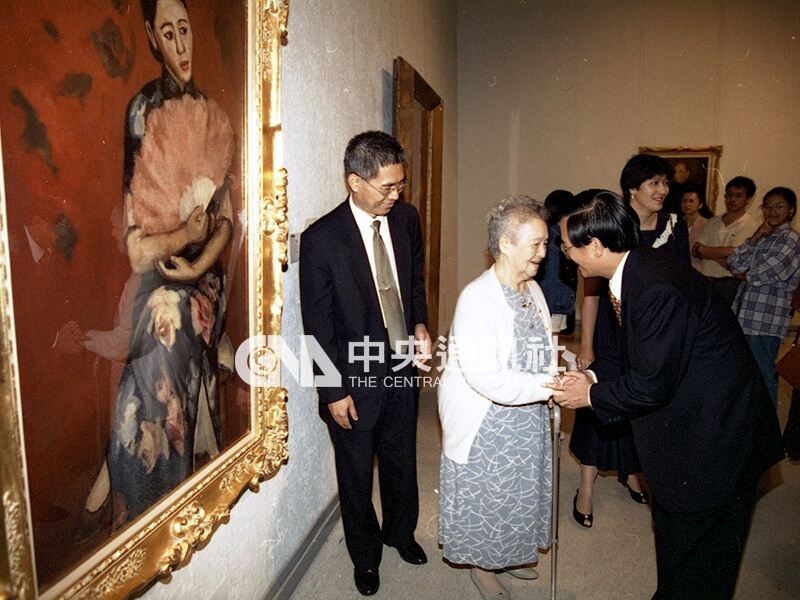 台北市長陳水扁（右）應邀前往楊三郎紀念展參觀，並向楊夫人許玉燕女士（中）致意。中央社記者吳繼昌攝　84年10月7日