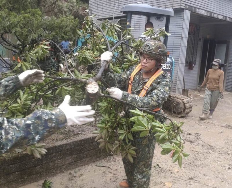 第三作戰區表示，官兵5日於基隆地區協助道路樹木清除及土石清淤。（第三作戰區提供）中央社記者游凱翔傳真  113年10月5日