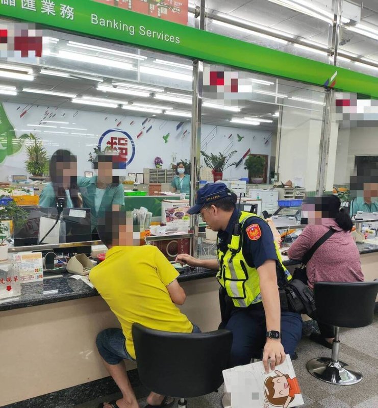 台中市賴姓男子日前發現有網友稱可拿到市價5折的遊戲點數，遂聽從指示到郵局欲臨櫃匯款到指定帳戶，行員聽到「遊戲點數」關鍵字眼機警通知警方到場，經員警勸說，賴男驚覺險遭詐騙，最後才打消匯款念頭。（民眾提供）中央社記者趙麗妍傳真  113年10月5日