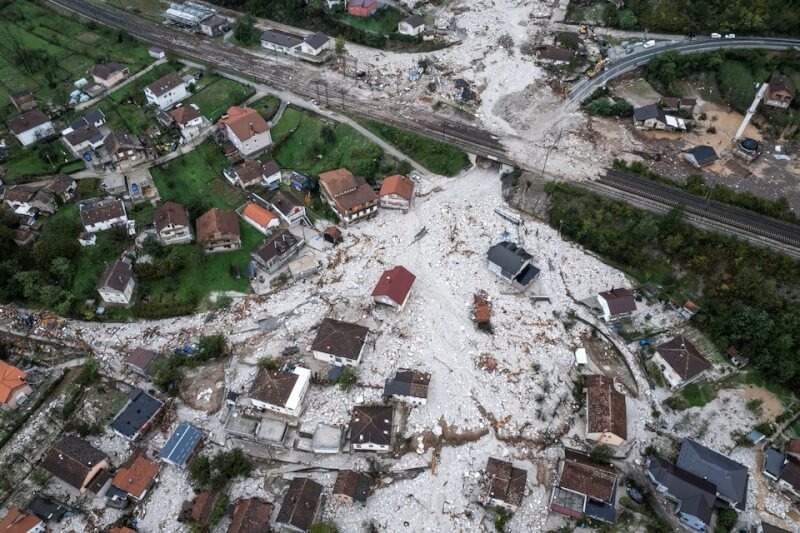 亞布拉尼察地區近日降下豪雨，不僅釀成洪患淹沒城鎮，還引發土石流。（路透社）