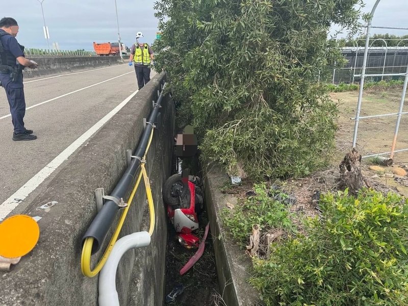 23歲劉姓男子騎乘機車行經西濱快速道路北上慢車道苗栗後龍路段，不明原因連人帶車摔進路邊水溝，苗栗警方5日獲報到場，將劉男送醫急救仍不治。（警方提供）中央社記者魯鋼駿傳真  113年10月6日