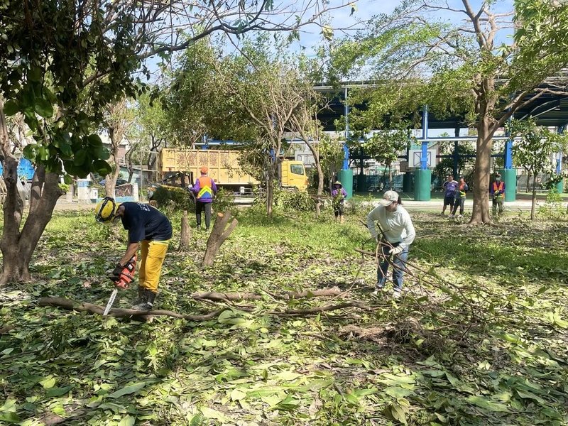 颱風山陀兒對高雄市校園造成不少災情，市府教育局啟動災後復原機制，根據目前評估，各級學校均將於7日恢復正常上放學。圖為校園清理環境情形。（高雄市教育局提供）中央社記者蔡孟妤傳真  113年10月6日