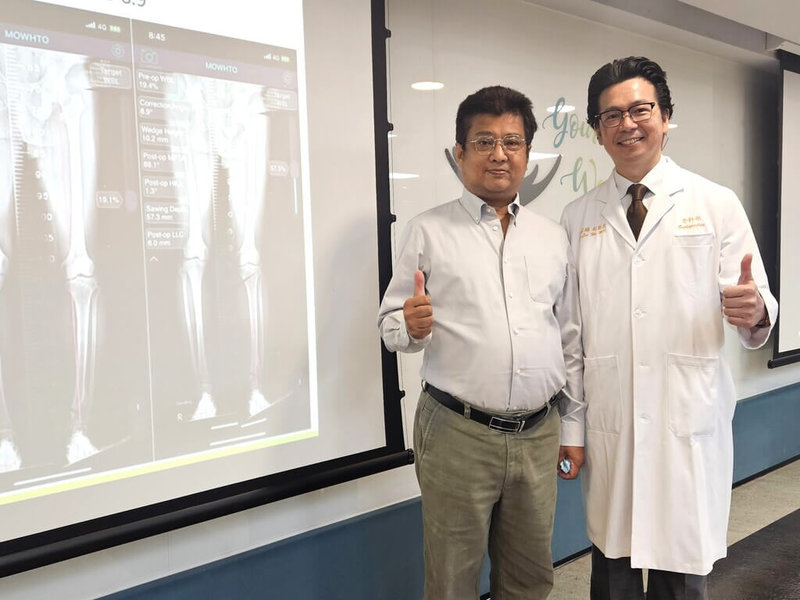 61歲的藍先生（左）因骨折宿疾導致膝關節變形，經台北醫學大學附設醫院骨科部主治醫師吳家麟（右）以新式膝關節保留手術治療後，找回健走人生。 （台北醫學大學附設醫院提供）中央社記者陳婕翎傳真  113年10月6日