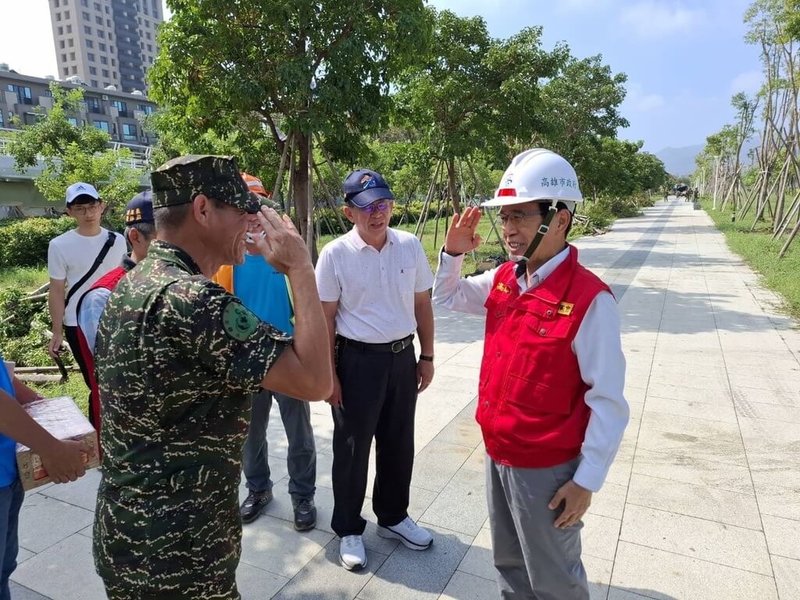 高雄市副市長林欽榮（右）6日前往視察左營綠園道與愛河河堤公園倒伏樹木扶正及環境整理情形，並準備飲品慰勞施工團隊及國軍弟兄辛勞。（高雄市水利局提供）中央社記者蔡孟妤傳真  113年10月6日