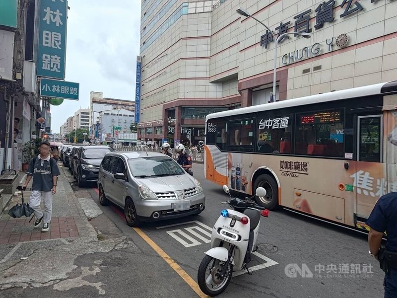 台中女大生公車事故後，警方啟動「公車大執法」，但台中第二警分局發現，車輛占用停靠區讓公車「靠不了站」情況最為嚴重，將加強取締。（翻攝照片）中央社記者蘇木春傳真  113年10月6日