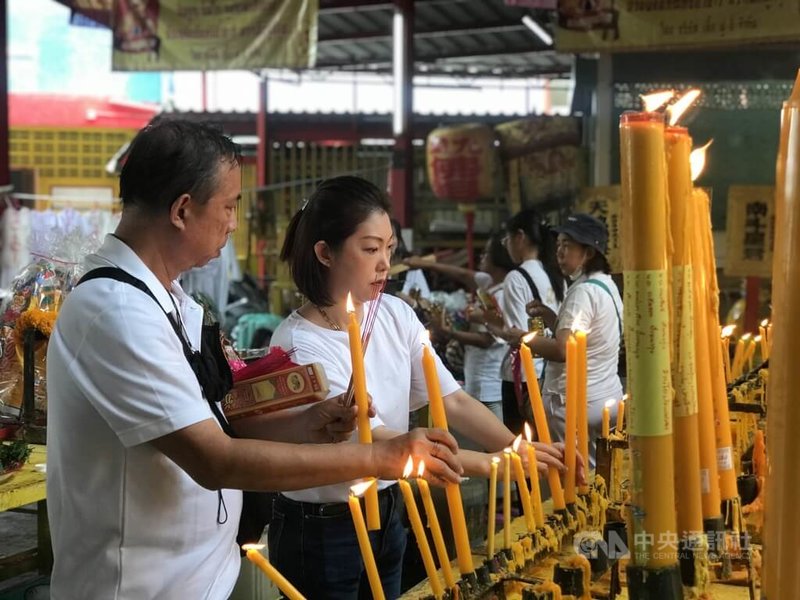 九皇齋節是東南亞華人的道教節日，固定在每年農曆9月初一到初九舉辦，今年落在國曆10月3日到9日，信徒會身穿白衣白褲到廟裡上香祈福。中央社記者呂欣憓曼谷攝 113年10月6日