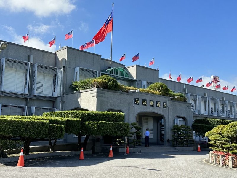 迎接雙十國慶,花蓮縣政府在主要街道上懸掛約4600面的國旗,縣政府等機關也掛滿國旗,展現團結與向心力。中央社記者李先鳳攝 113年10月6日