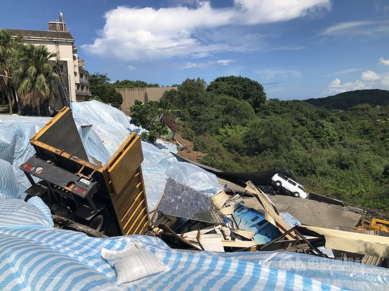 颱風山陀兒帶來豪大雨，基隆市天外天焚化爐附近環保局清潔大樓因地基掏空邊坡土石滑落，出現大面積崩塌，環保局統計，共有15輛工作車輛及5輛稽查車受損。中央社記者王朝鈺攝 113年10月6日