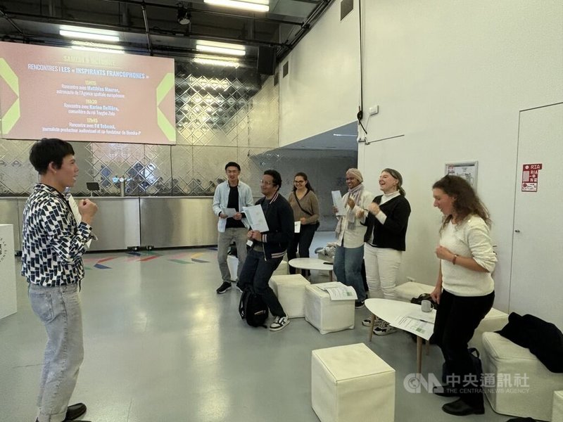 旅法教師劉展岳表示,為了法語國家藝術節台語體驗課,額外加入節奏、蹲點等動作。學生表示令人印象深刻,很有趣也很有用,想繼續學下去。中央社記者曾婷瑄巴黎攝 113年10月6日