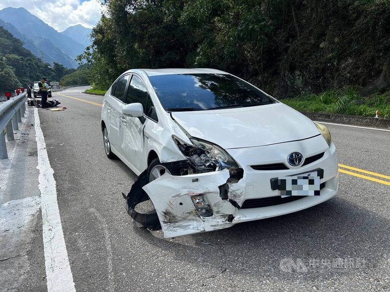 56歲劉姓男子6日下午開車行經台8線台中和平區路段時，擦撞前方吳男騎乘載林姓妻子的機車，吳男遭撞後掉落路旁大甲溪河床，傷重不治；林女多處撕裂傷並有腦出血，目前生命跡象穩定。（翻攝照片）中央社記者蘇木春傳真  113年10月6日