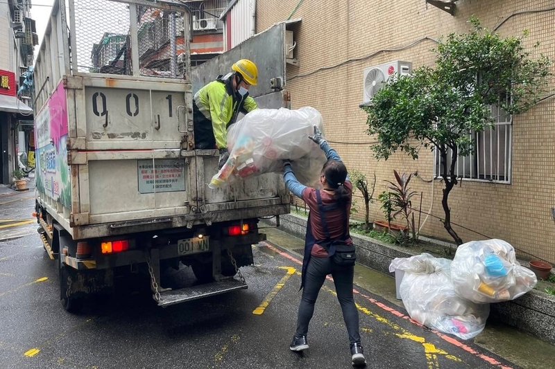 颱風山陀兒過後，考量2天颱風假未收運垃圾，桃園市政府環保局4日起，出動2900多名清潔隊員於日間加班執行家戶垃圾與資收物清運，夜間則恢復正常清運。（桃園市政府環保局提供）中央社記者吳睿騏桃園傳真  113年10月6日