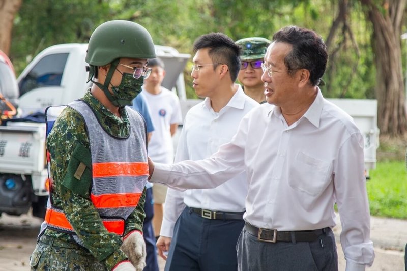 國防部長顧立雄（右）6日視導南部駐軍災後復原任務，同時慰勉官兵辛勞。（國防部提供）中央社記者吳書緯傳真  113年10月6日