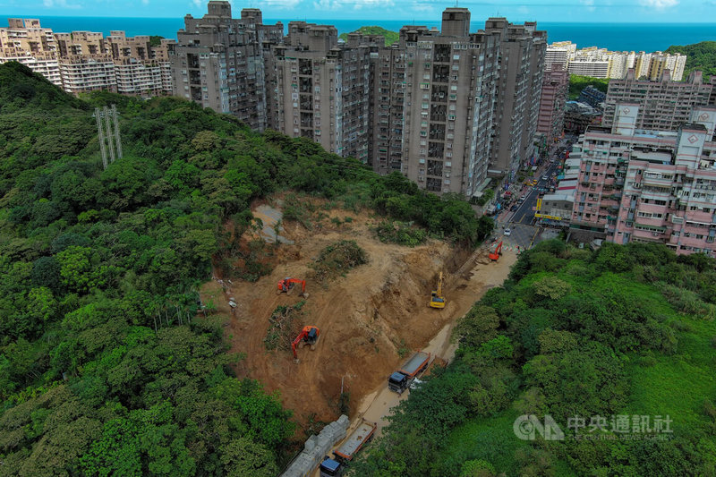 基隆新豐街海中天社區前山坡大面積土石崩落，交通中斷，施工單位持續整理環境，盼盡早恢復通車。圖為6日現場作業情形。中央社記者吳家昇攝　113年10月6日