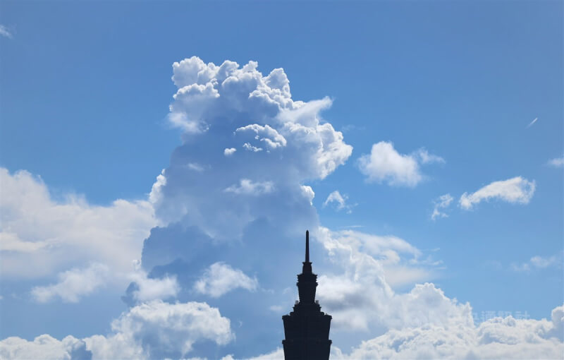 氣象專家吳德榮表示，7日白天雲量將略增，當天晚間起首波東北季風南下，北部、東北部轉有局部雨，氣溫下降。圖為6日下午台北101大樓與藍天白雲一景。中央社記者王飛華攝 113年10月6日