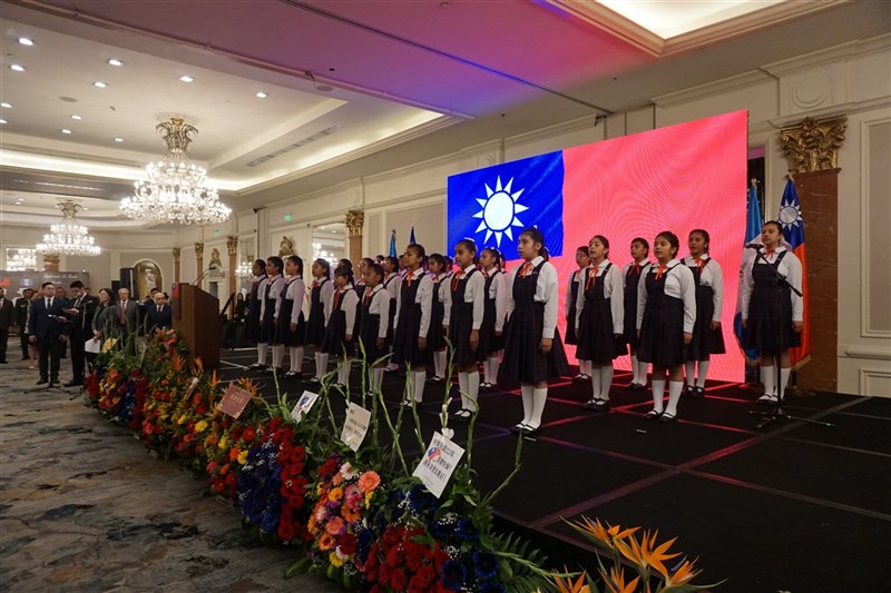 瓜國當地的中華民國小學,由台灣華語老師所指導的瓜國女學童以中文領唱國歌,以及經典歌曲「月亮代表我的心」,讓賓客為之驚艷。(駐瓜地馬拉大使館提供)中央社記者李登文瓜地馬拉傳真 113年10月6日