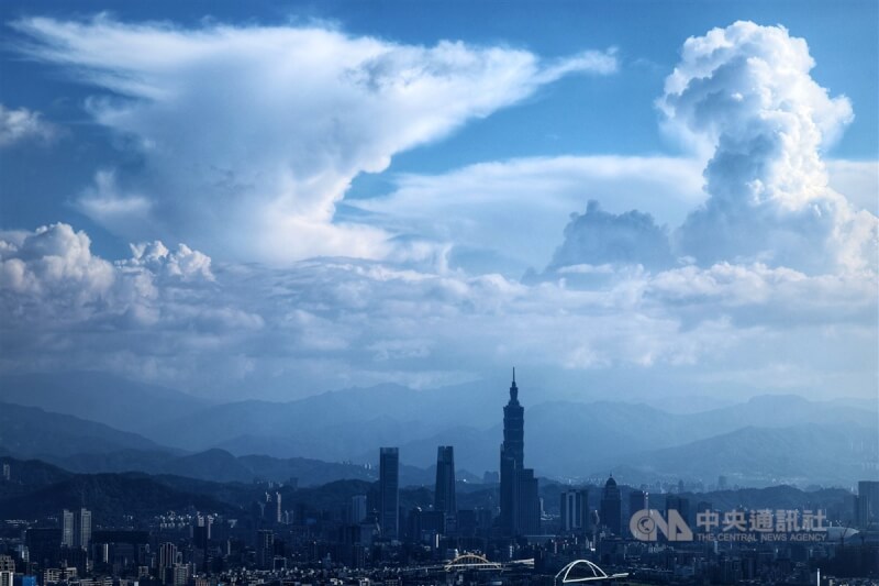 圖為碧山巖鳥瞰大台北地區，天空雲朵充滿戲劇性。（中央社檔案照片）