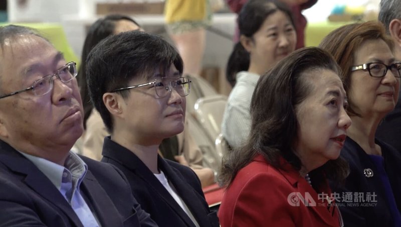 大華府地區台灣僑胞5日於華府僑教中心舉行國慶慶祝活動,成為駐美副代表楊懿珊(前排左2)首場以新職出席的公開場合。中央社記者鍾佑貞華盛頓攝 113年10月6日